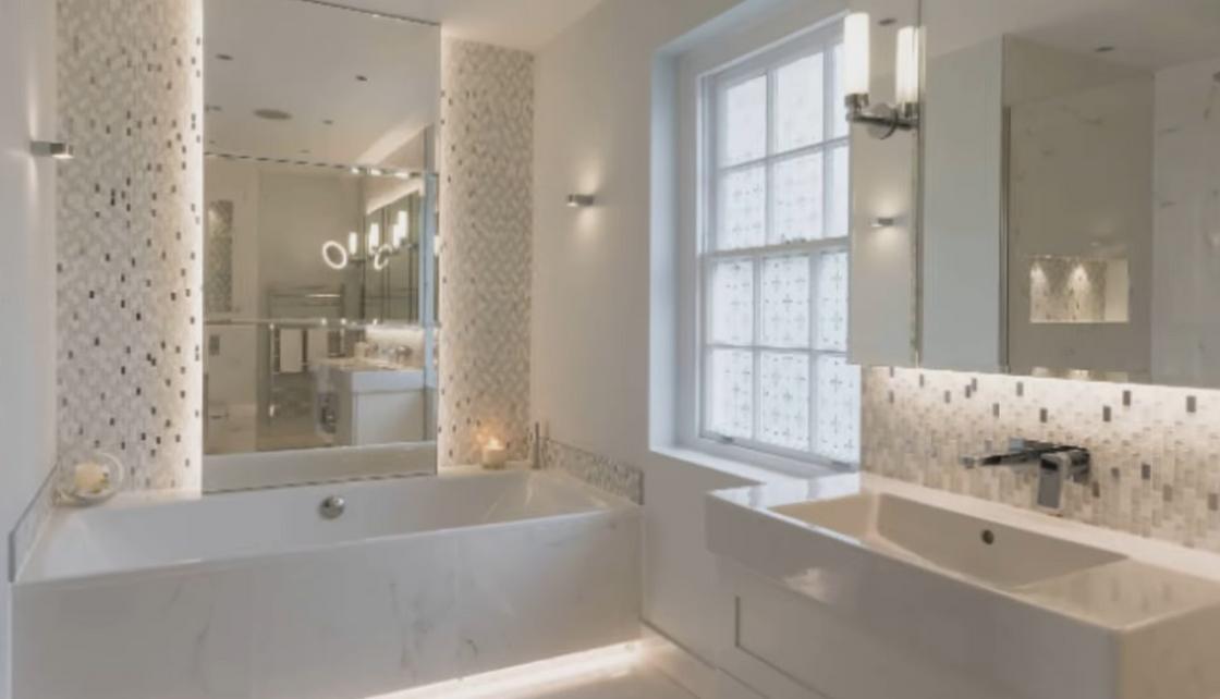 Ванная комната с оформленными мозаикой стенами