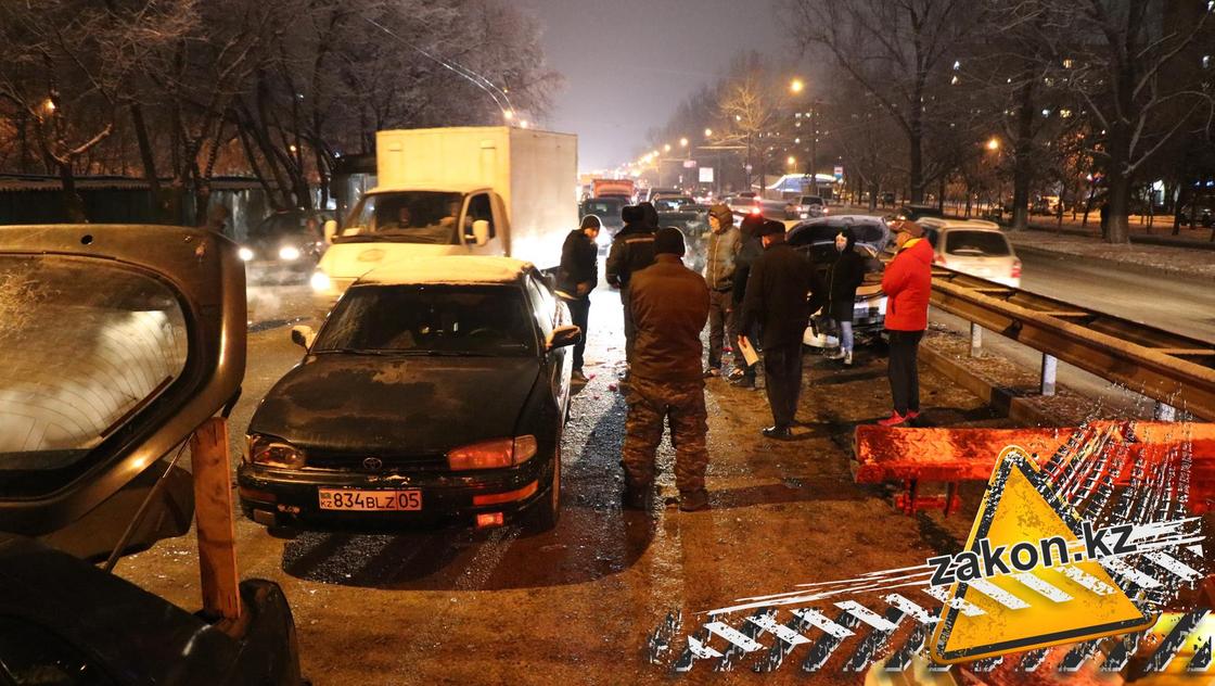 Пять автомобилей столкнулись из-за автобуса в Алматы