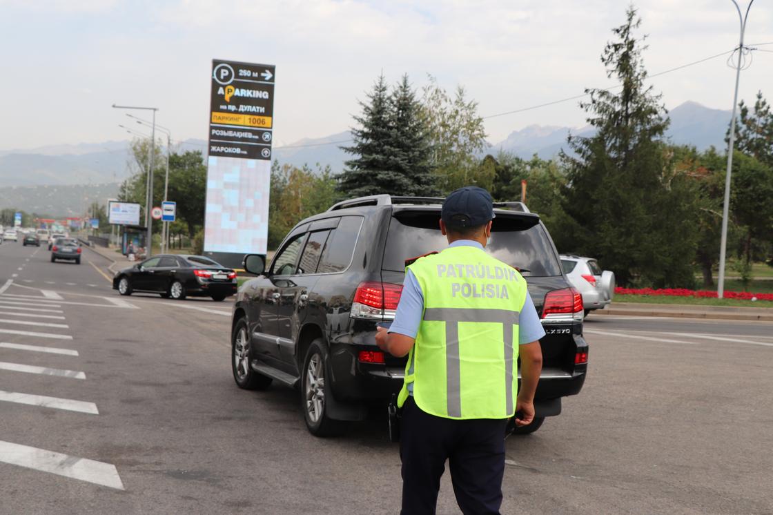 Полицейский остановил джип в Алматы