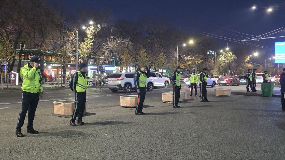 Сотрудники полиции перед Центральный стадион Алматы перед матчем с "Пафосом"