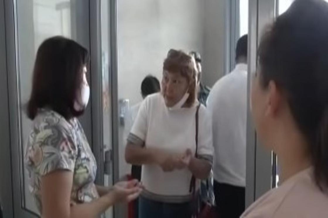 Өскеменде саудагерлер әкімдіктің алдында шу шығарды (видео) Өскеменде саудагерлер әкімдіктің алдында шу шығарды (видео)