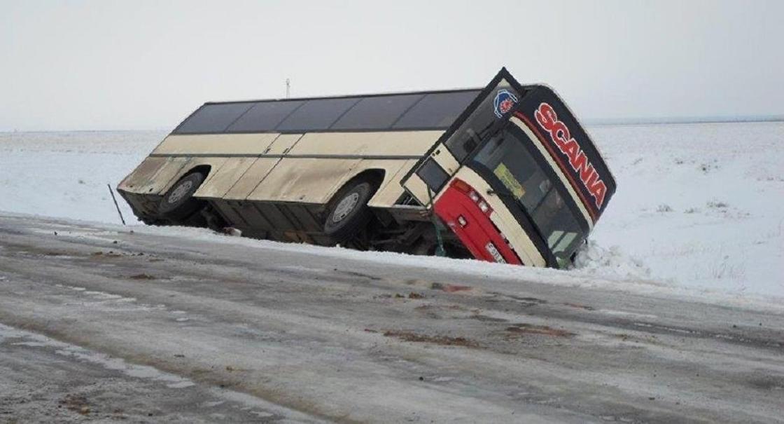 Автобус с пассажирами вылетел в кювет на трассе в СКО