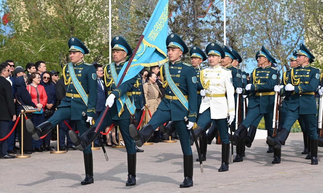 Мемлекет басшысы "Отан Ана" монументіне гүл шоғын қою рәсіміне қатысты