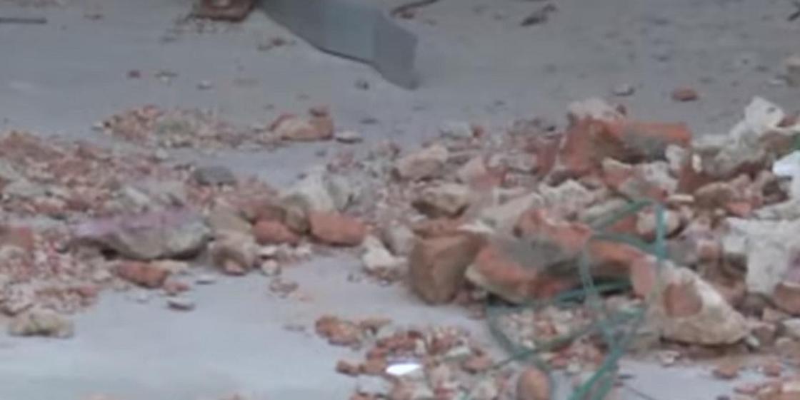 «Детей опасно во двор пускать»: новостройка разваливается в Актобе