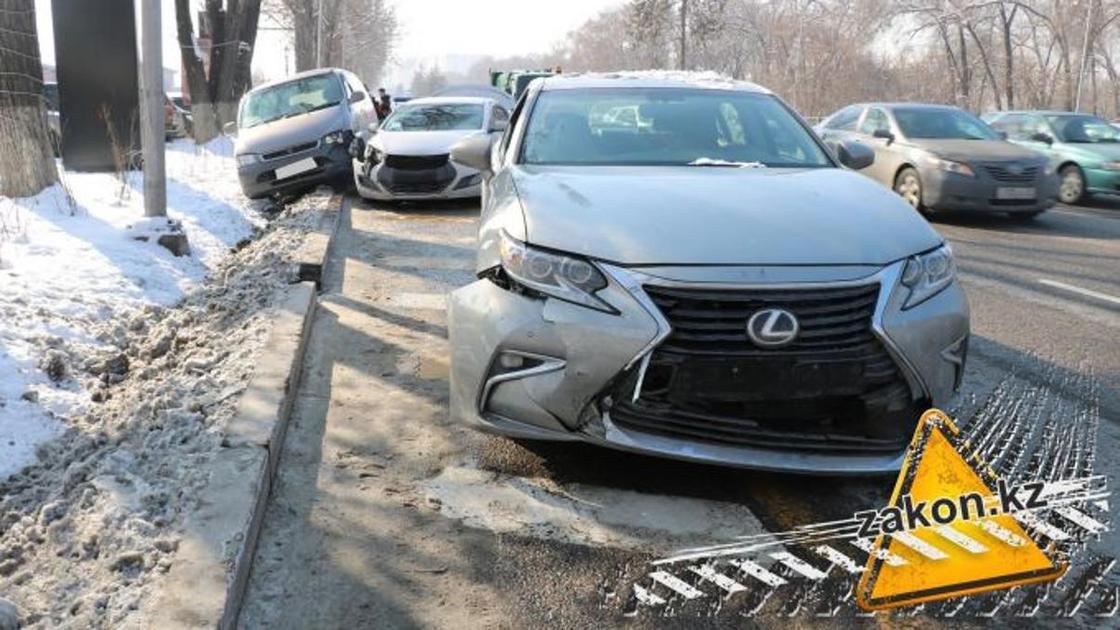ДТП с участием 4-х автомобилей произошло в Алматы (фото)