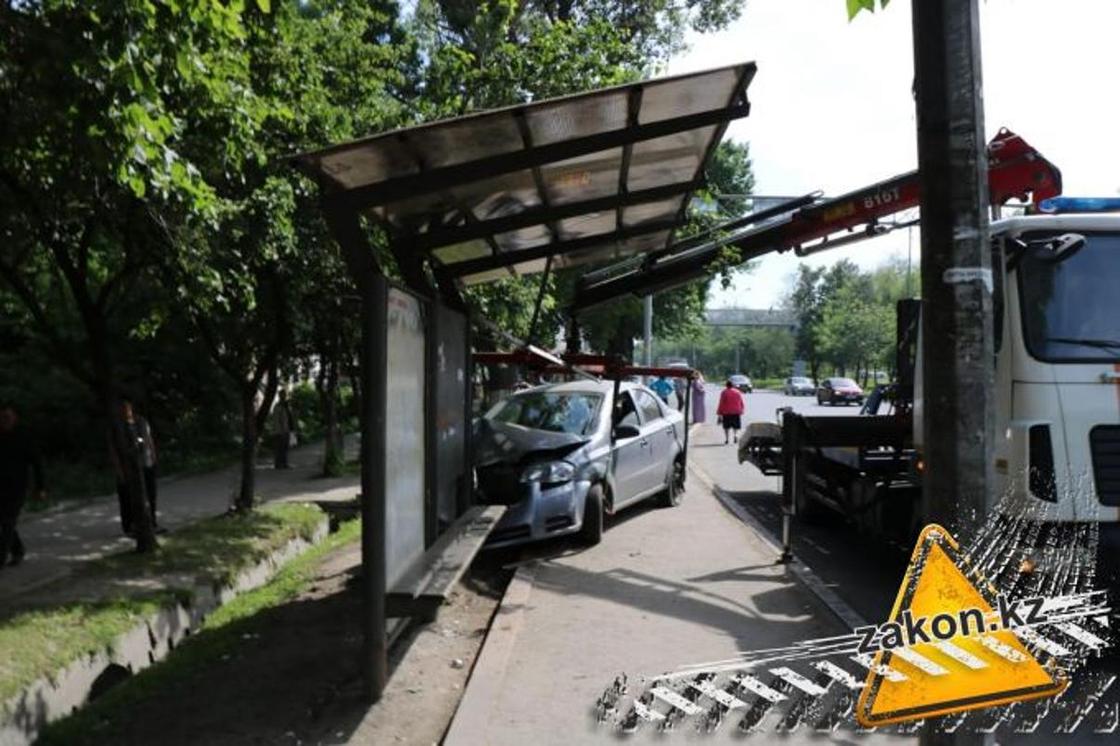 Автомобиль протаранил остановку в Алматы (фото) Автомобиль протаранил остановку в Алматы (фото)