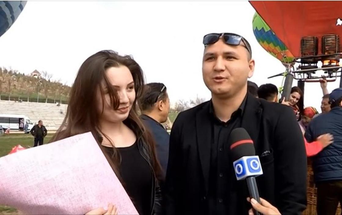 Шымкенттік жігіт сүйіктісіне әуеде ұсыныс жасады Шымкенттік жігіт сүйіктісіне әуеде ұсыныс жасады