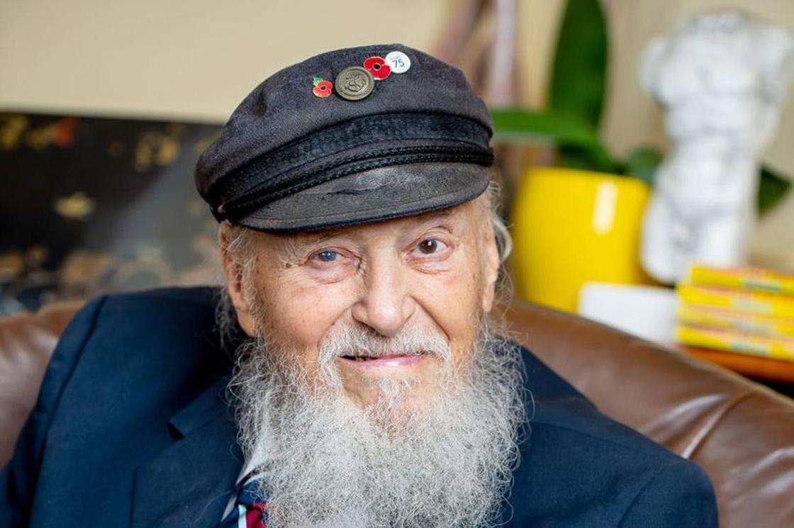 92-летний герой Второй мировой сыграл свадьбу с мужчиной 92-летний герой Второй мировой сыграл свадьбу с мужчиной