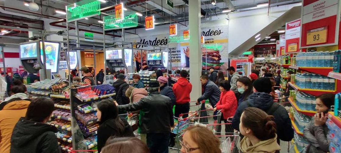 «В любом супермаркете можно такое фото сделать»: казахстанцев просят не создавать ажиотаж