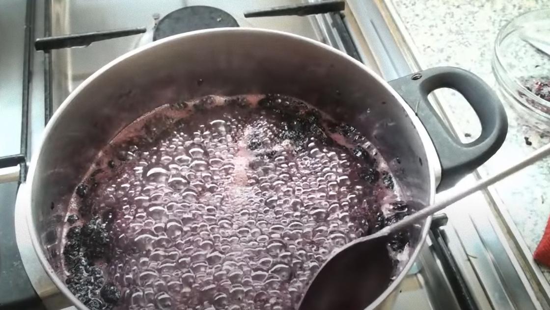 Варенье кипит в кастрюле Варенье кипит в кастрюле