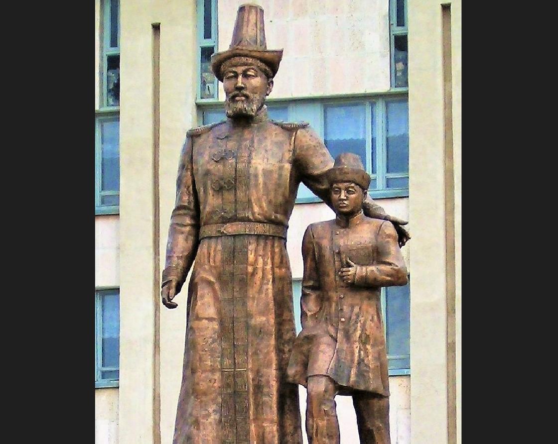 Памятник хану с учеником