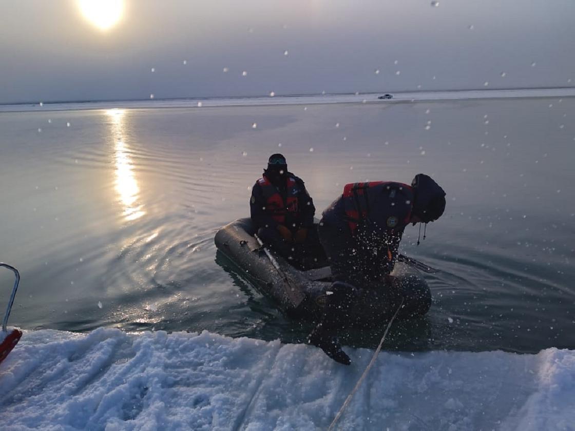 Спасательные работы на озере Алаколь