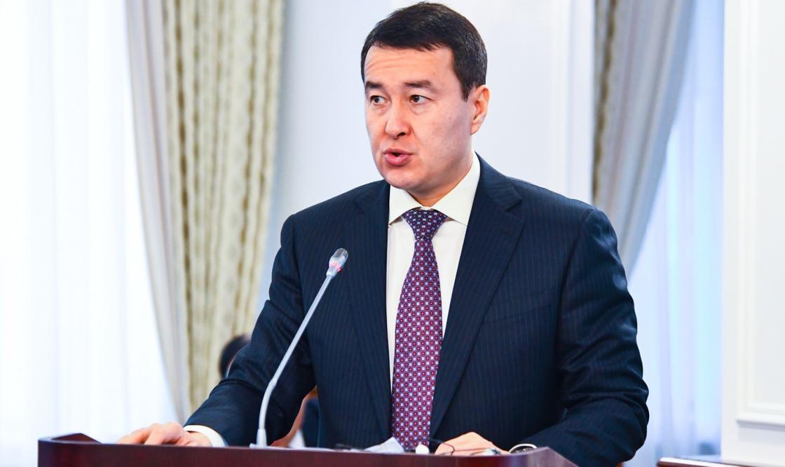 Назарбаев заставил министров освободить место за столом ради Смаилова