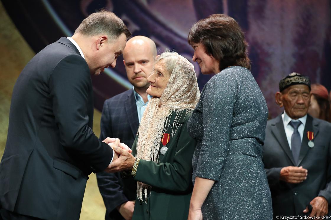 Президент Польши наградил казахстанца за спасение депортированной семьи