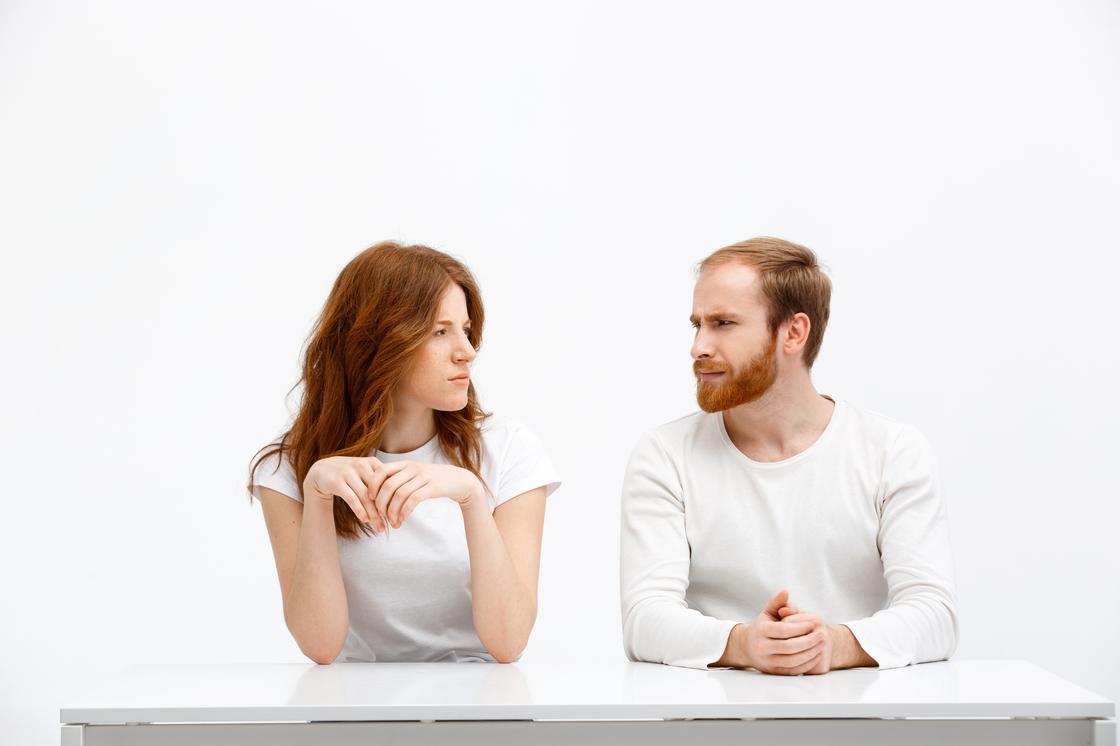 Мужчина и женщина за столом смотрят друг на друга