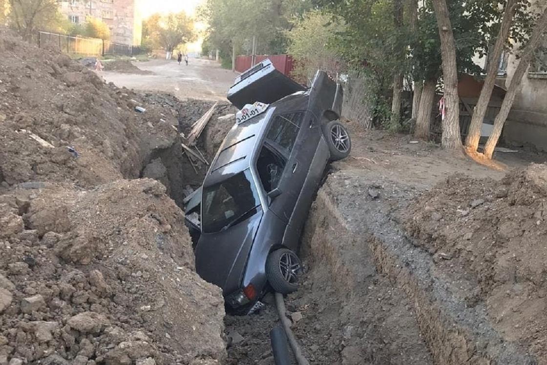 Авто провалилось в яму во время полицейской погони в Жезказгане (видео)