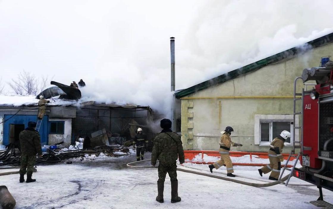 Склады с газовыми баллонами горели в Уральске
