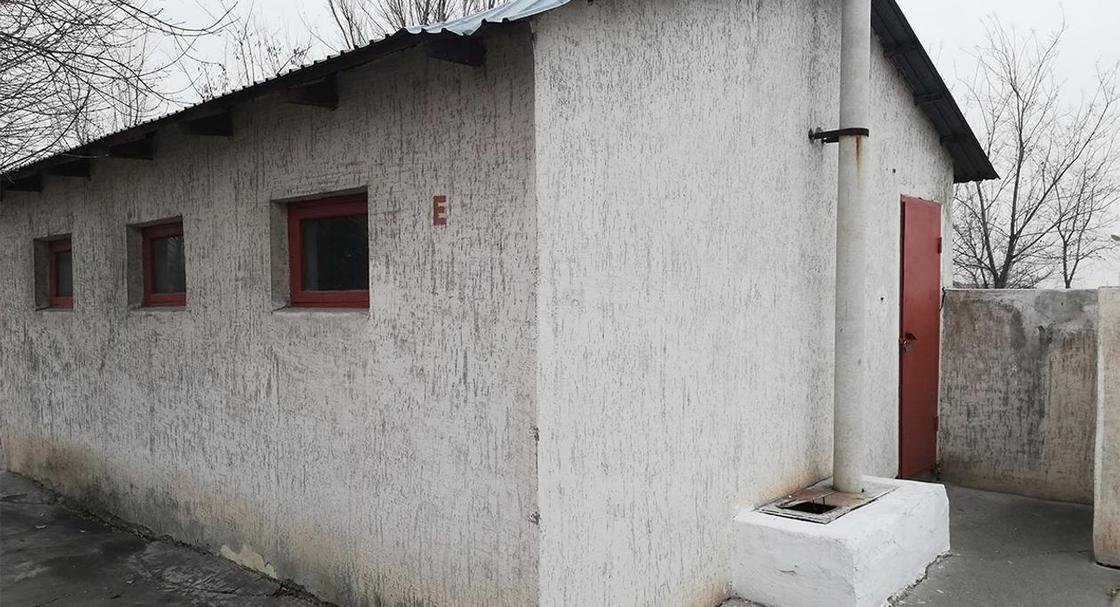 В кентауской школе закрыли уличные туалеты