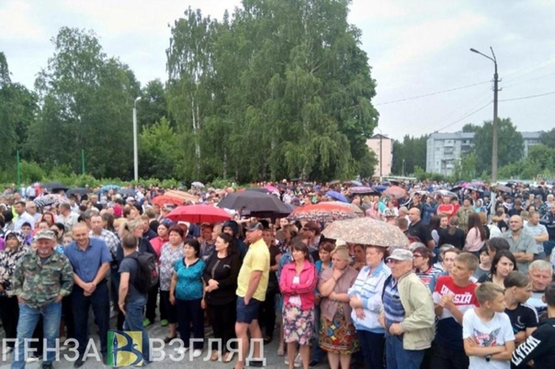Россияне перекрыли федеральную трассу из-за конфликта с цыганами (фото, видео) Россияне перекрыли федеральную трассу из-за конфликта с цыганами (фото, видео)
