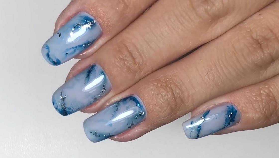 Синий мраморный маникюр на квадратных ногтях