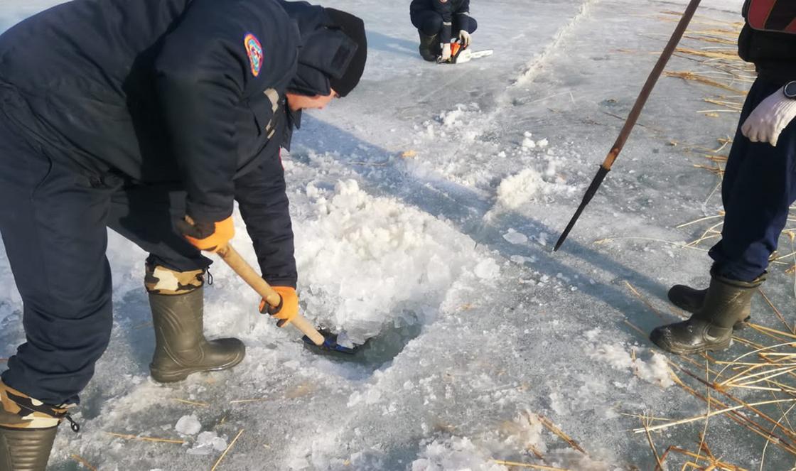 Рабочие убирают снег в паводковом районе