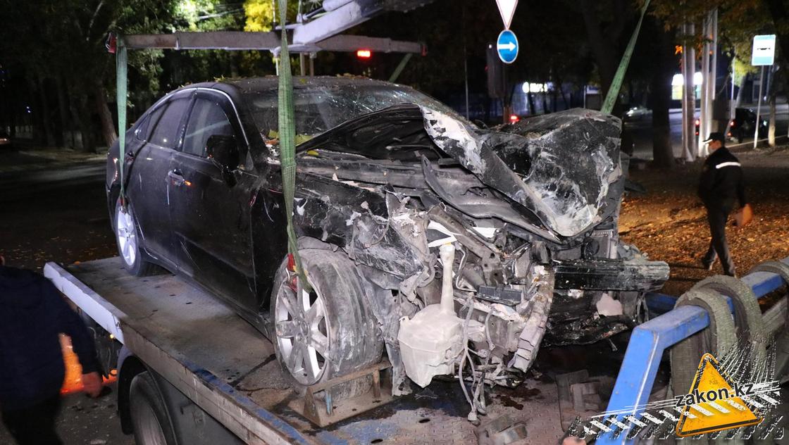 Поврежденный в ДТП автомобиль подняли на эвакуатор Поврежденный в ДТП автомобиль подняли на эвакуатор