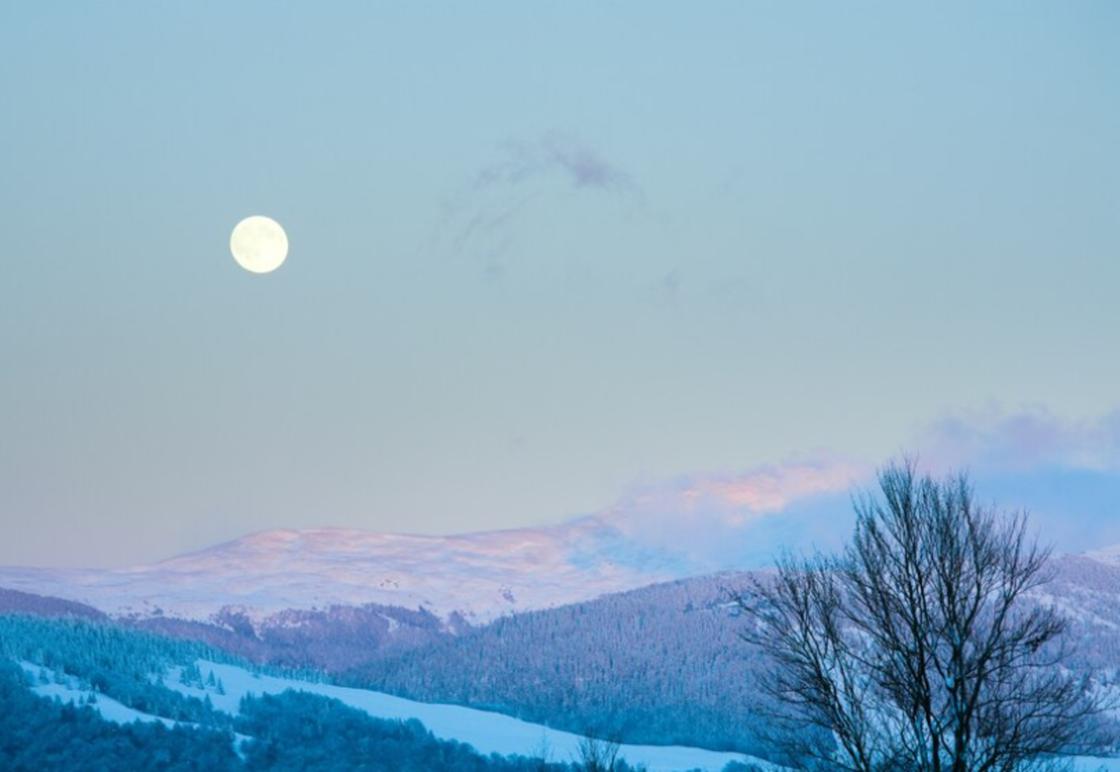 Полная Луна над зимним пейзажем