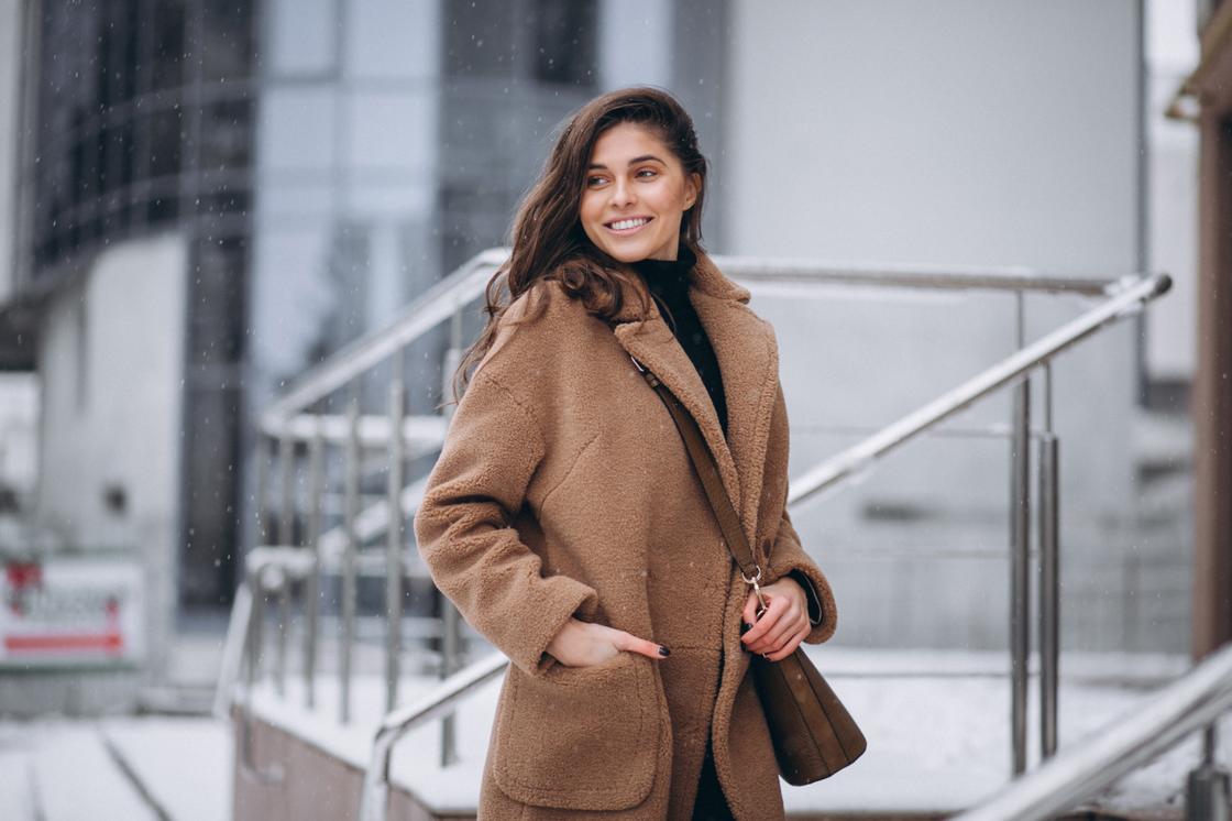 Девушка в коричневом меховом пальто