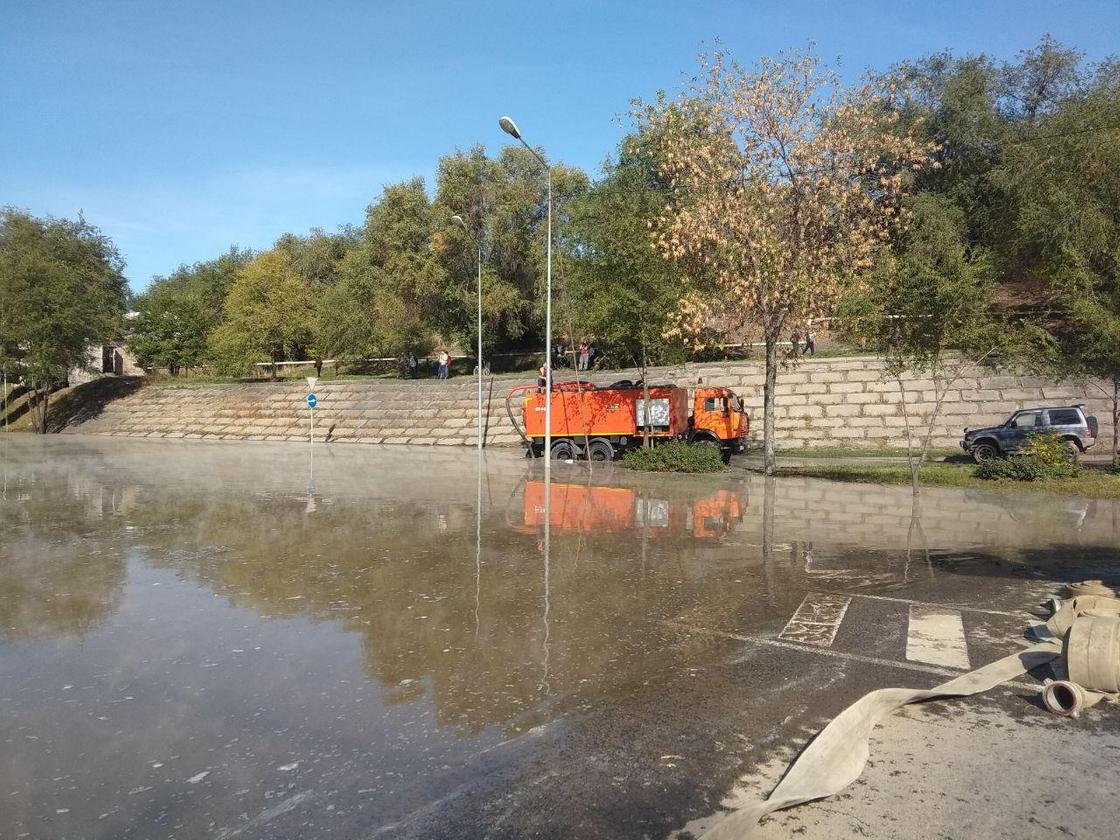 ЧП с теплотрассой в Алматы: мужчина оказался в затонувшем авто (фото, видео)