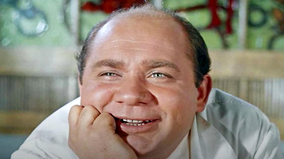 Евгений Леонов подпирает рукой шеку и улыбается Евгений Леонов подпирает рукой шеку и улыбается