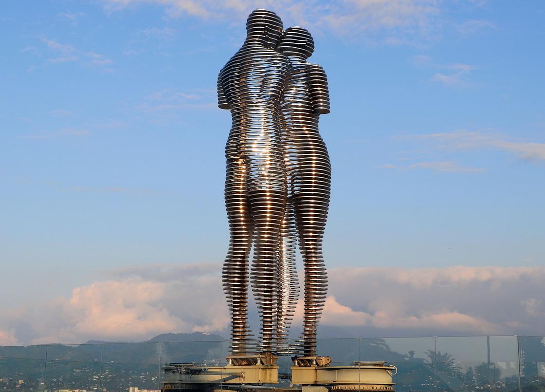 Сближение металлических скульптур Али и Нино