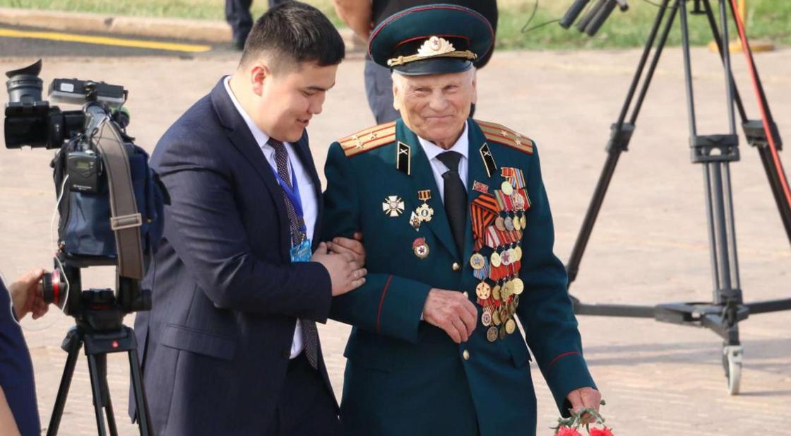 Токаев возложил цветы к Вечному огню в День Победы (фото)