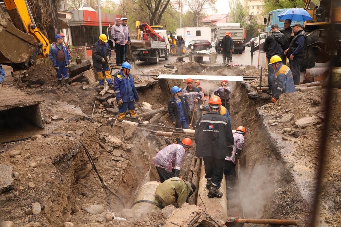 Что происходит на месте прорыва тепломагистрали Алматы (фото)