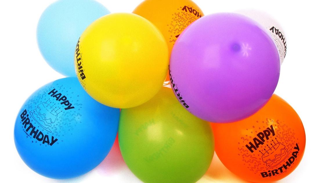 Разноцветные воздушные шарики с поздравительной надписью