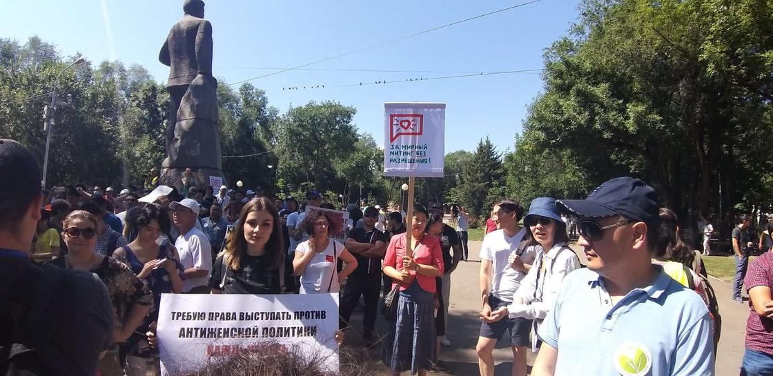 "Можем проводить культурно": мирный митинг начался в Алматы (фото)