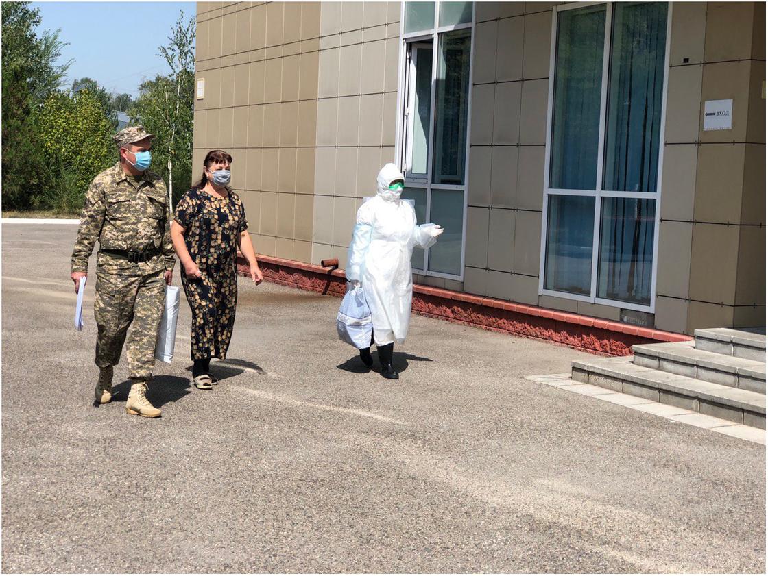 Алматыдағы әскери госпитальге COVID-19 індетімен түскен соңғы науқас емделіп шықты