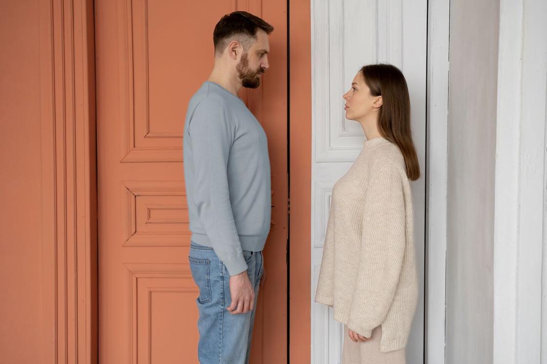 Мужчина и женщина смотрят друг на друга