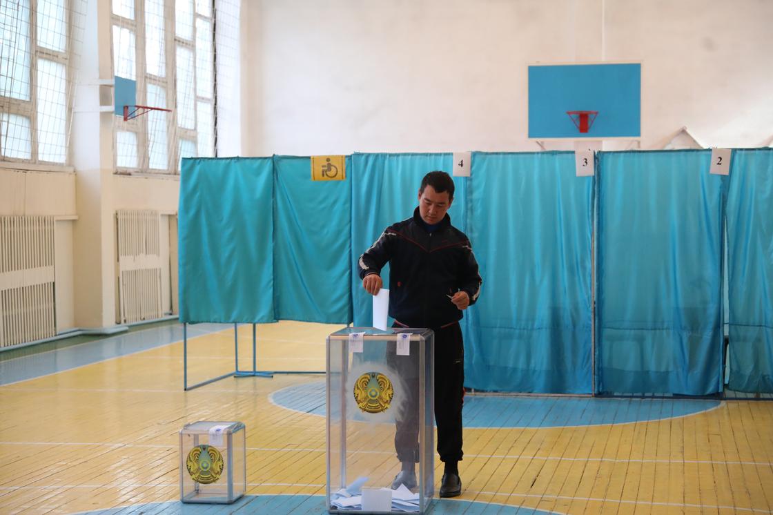 "Ждем чего-то светлого": алматинцы голосуют на выборах президента