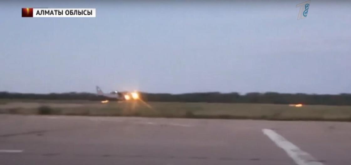 Аварийную посадку сломавшегося в небе самолета сняли на видео в Алматинской области