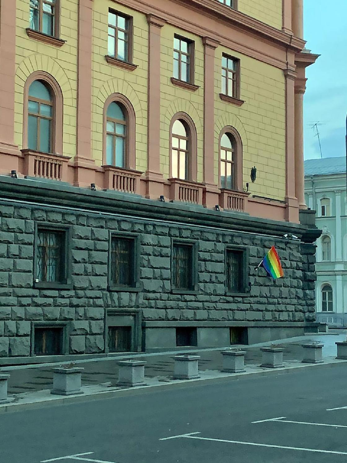 радужный флаг на здании