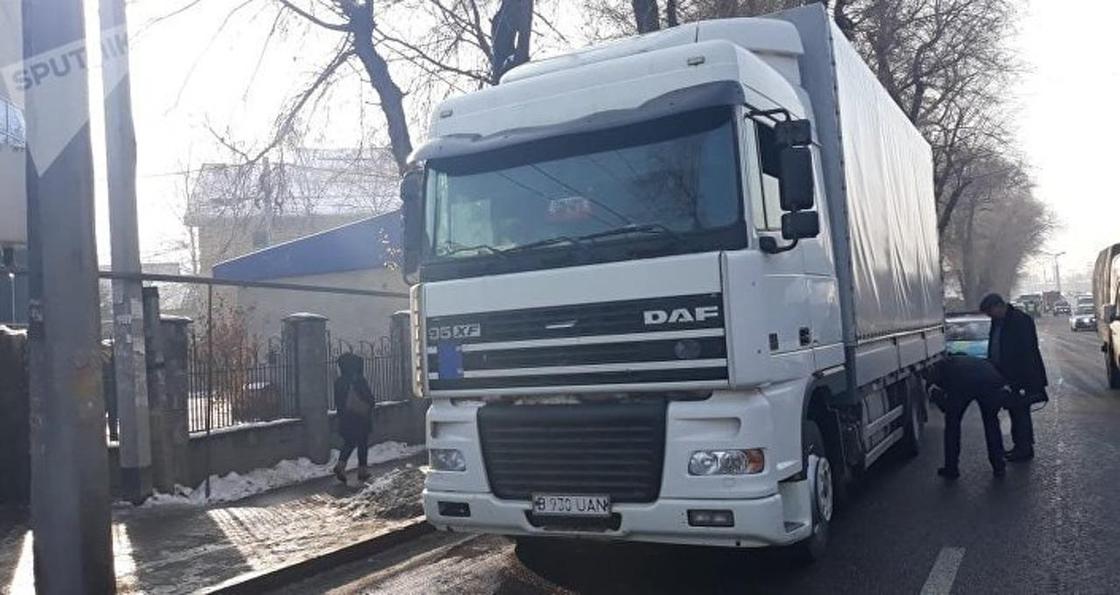 Грузовик сбил и протащил несколько сотен метров пожилую женщину в Алматы