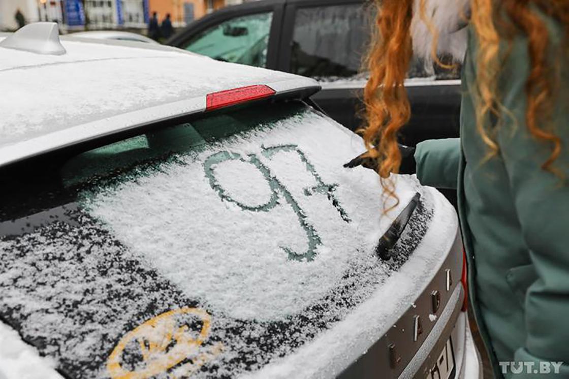 Число 97, нарисованное на снегу на заднем окне автомобиля Число 97, нарисованное на снегу на заднем окне автомобиля