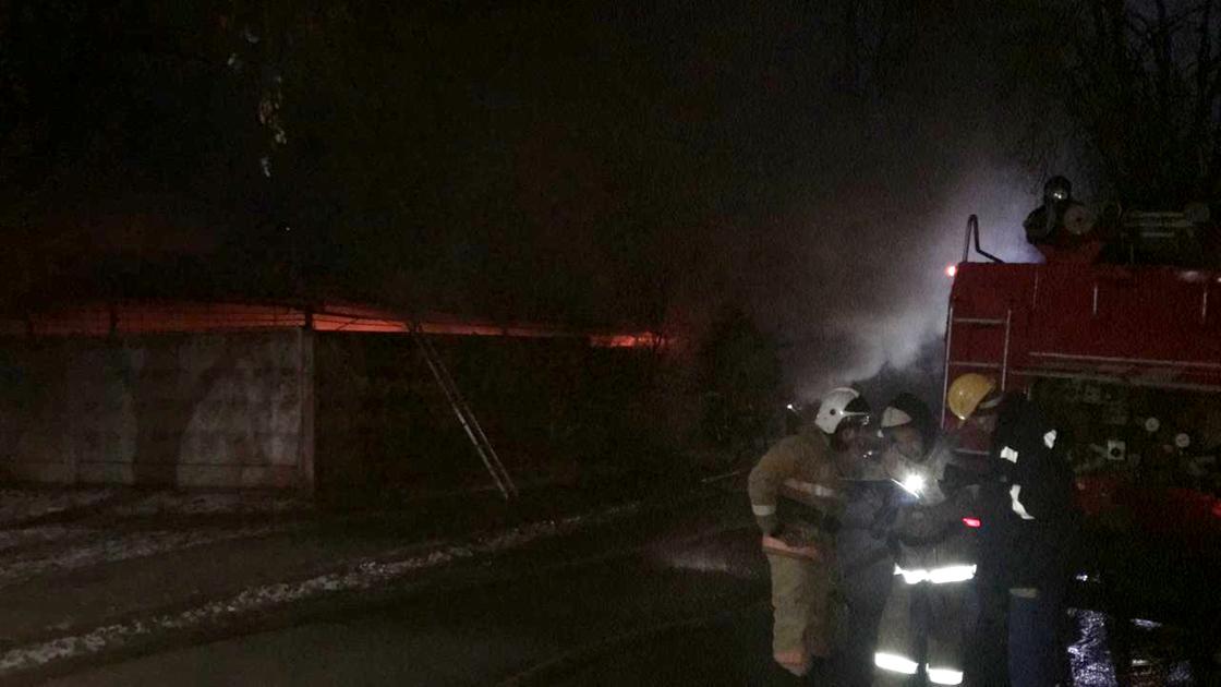 Пожарные стоят возле пожарной машины Пожарные стоят возле пожарной машины