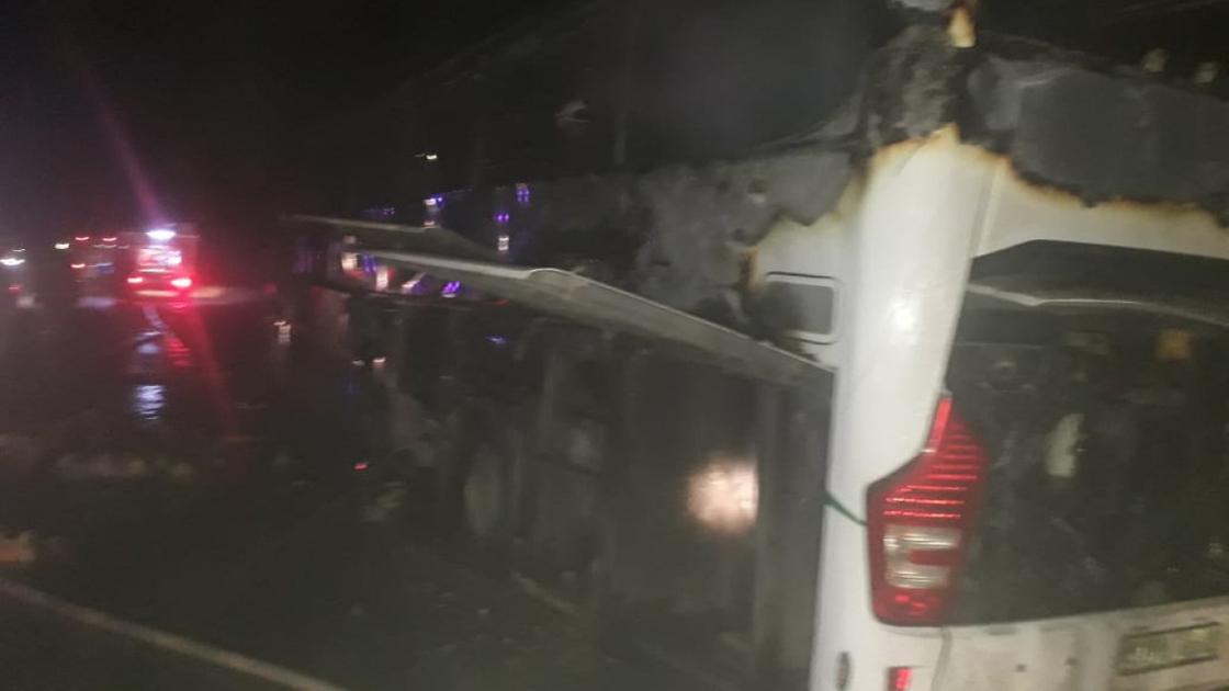 Автобус с 34 пассажирами горел на трассе в Туркестанской области