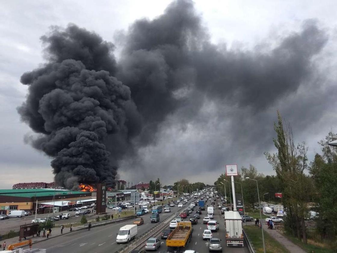 Страшный черный дым от крупного пожара в Алматы накрыл полгорода (фото, видео)