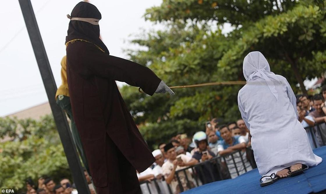 Индонезийку публично избили палками за секс вне брака (фото)
