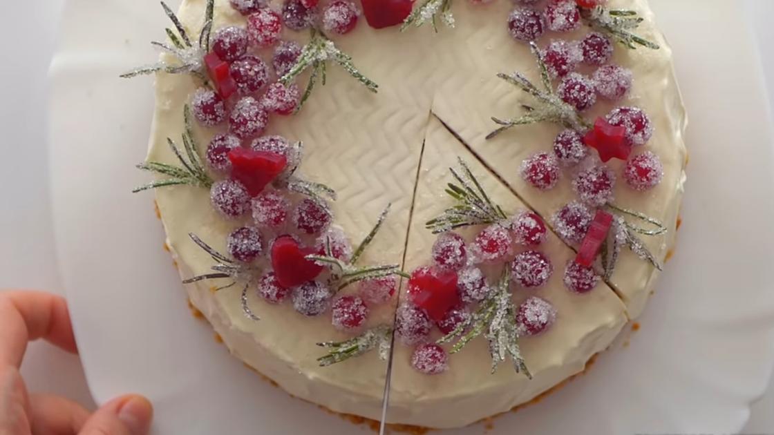Торт с декором из ягод клюквы и розмарина
