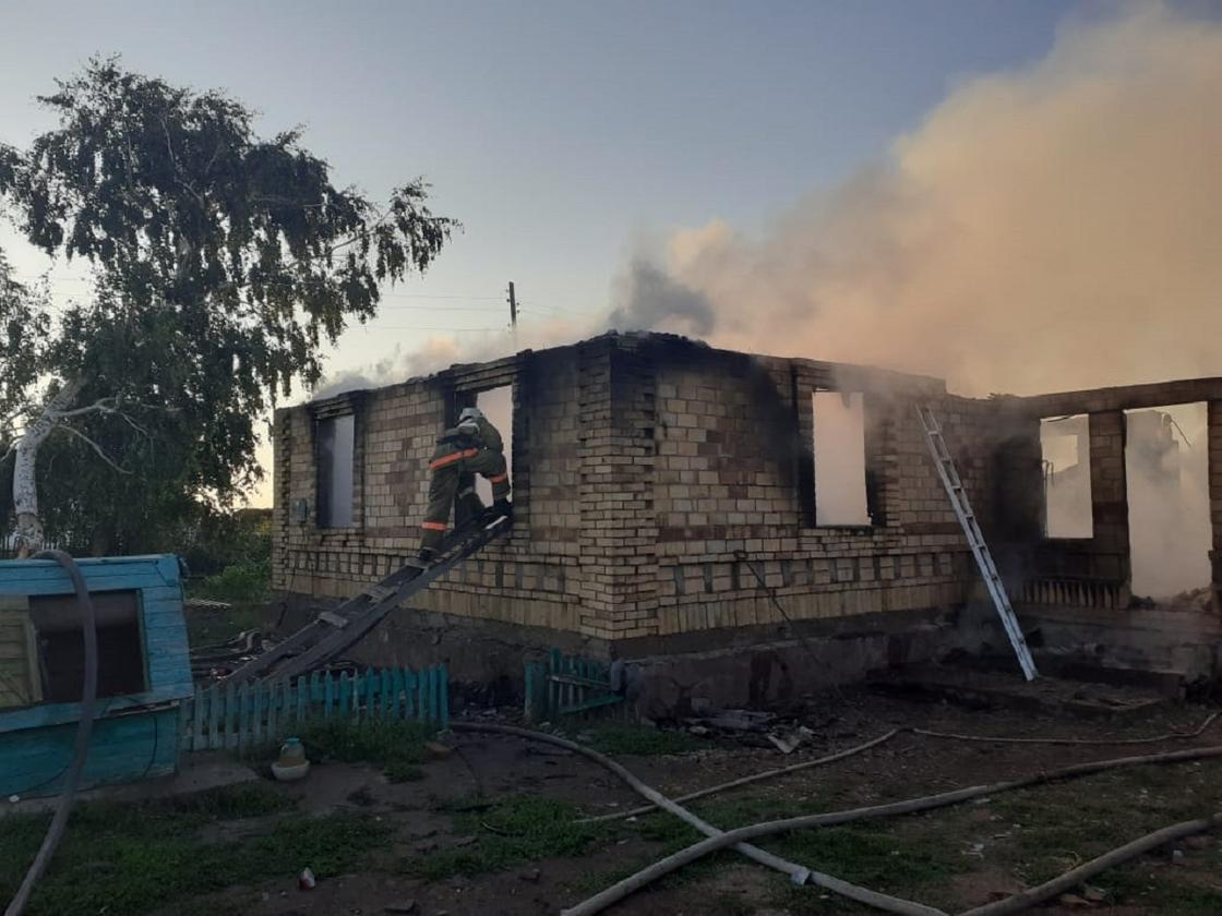 Тела троих детей обнаружили в сгоревшем доме в Акмолинской области