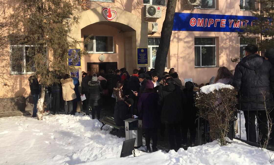 Алматинцы начали сдавать кровь для пострадавших в авиакатастрофе