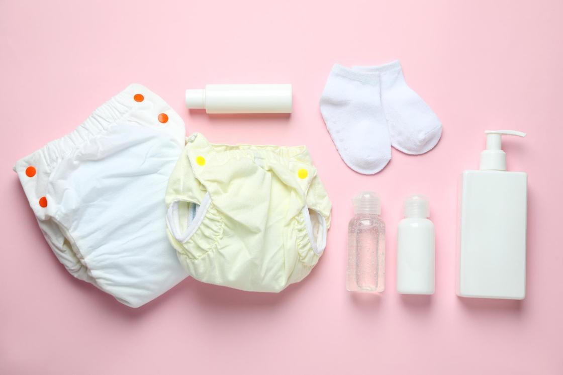 Памперсы, носочки, дезинфецирующие средства и присыпка для новорожденного